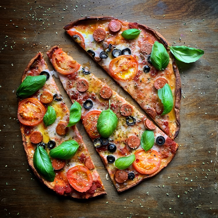 Pizza con pomodorini e basilico fresco