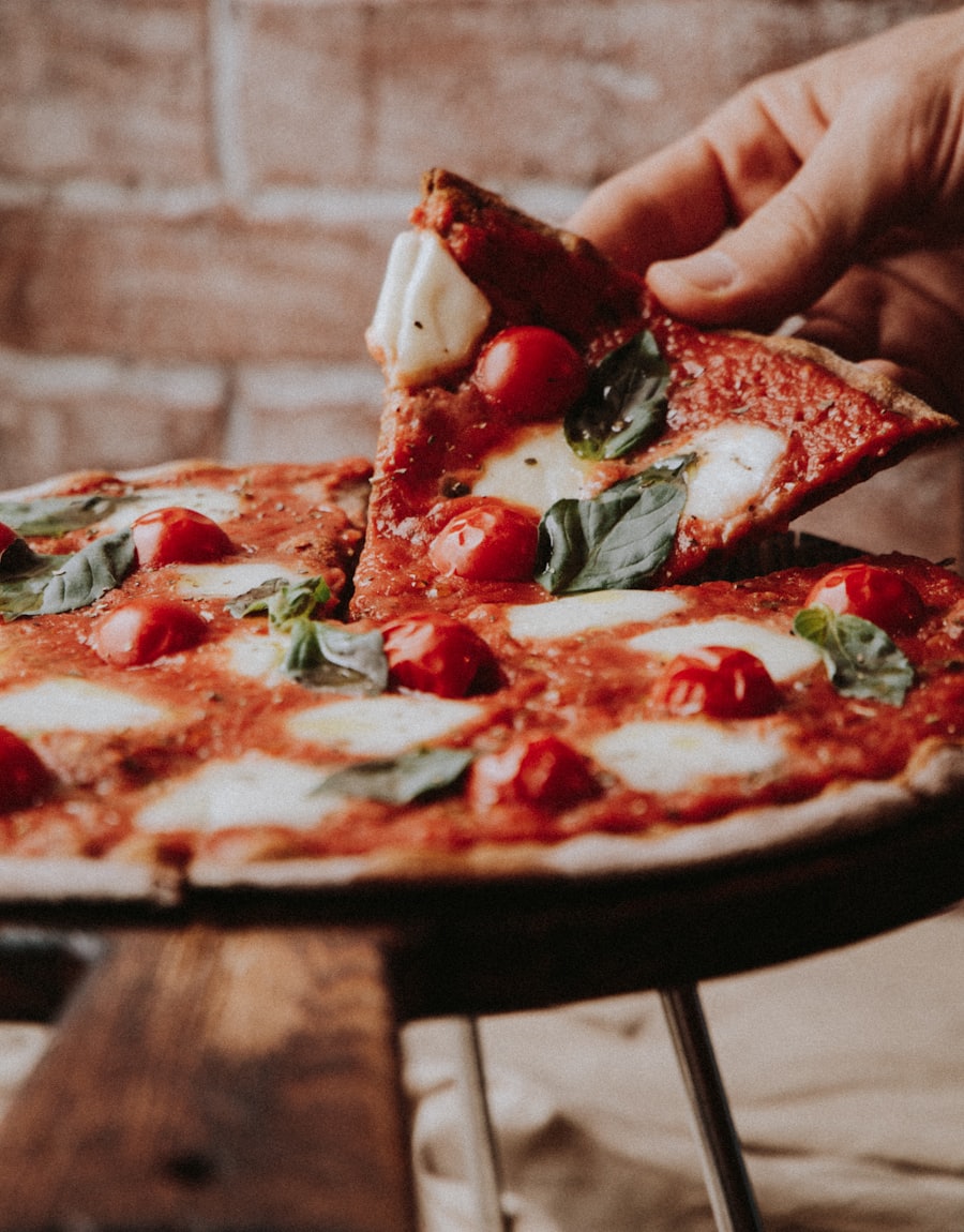 Trancio di pizza margherita servito al banco della pizzeria
